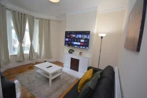 Cheerful 3 Bedroom Home in Greater London - East Ham