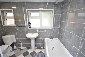 Cheerful 3 Bedroom Home in Greater London