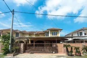 Jen PD Homestay - Unique, Antique House NO WIFI - Kampong Paya