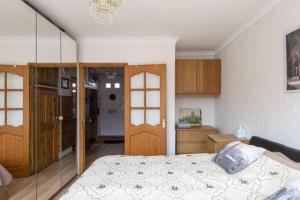 1 Bedroom Flat Close to City with Free Parking Arrangement