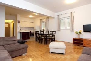 Apartments and rooms with parking space Split - 11623