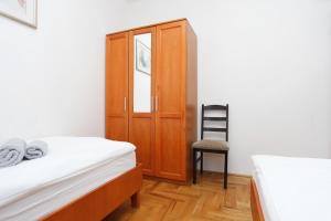 Apartments and rooms with parking space Split - 11623