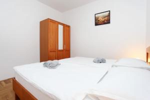 Apartments and rooms with parking space Split - 11623