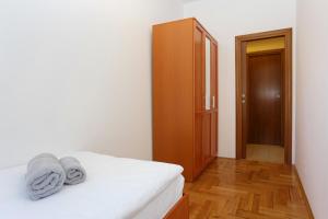 Apartments and rooms with parking space Split - 11623