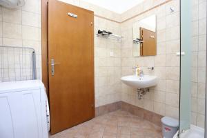 Apartments and rooms with parking space Split - 11623