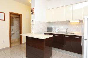 Apartments and rooms with parking space Split - 11623