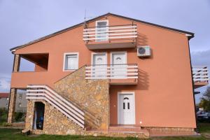 Apartments with a parking space Stinjan, Pula - 11648 