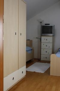 Apartments by the sea Sumartin, Brac - 11651