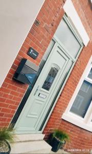 XxHot TubxX 4Bed semi, sleeps 8, 2 bathrooms