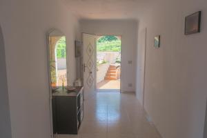 Casa con jardín y gran terraza con vistas al mar