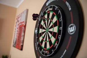 Cozy room at metro station, private bathroom, 9minutes oldtown, 15minutes airport, WiFi