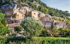 4 Bedroom Cozy Home In La Douze