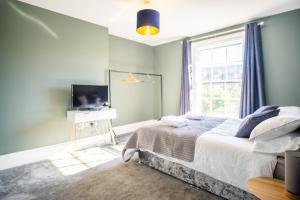 Luxury 3 Bed Penthouse with Off Street Parking