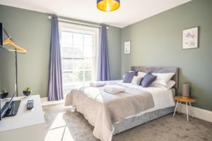 Luxury 3 Bed Penthouse with Off Street Parking