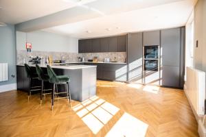 Luxury 3 Bed Penthouse with Off Street Parking