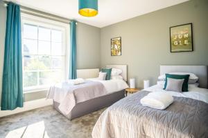 Luxury 3 Bed Penthouse with Off Street Parking