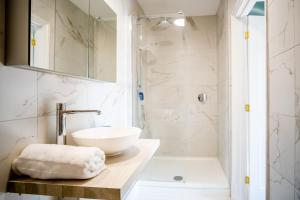 Luxury 3 Bed Penthouse with Off Street Parking