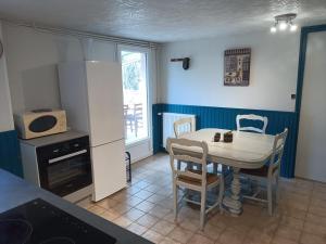 Maisons d'hotes Entre Puy-de-Dome et Correze Appartement pour 4 personnes avec terrasse et jardin : photos des chambres