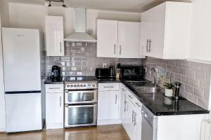 Comfy 2 bed Flat with free Parking, close to Tube