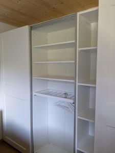 Ruhiges Ferienhaus am Waldrand mit Sauna und Kamin - Hellaberg II