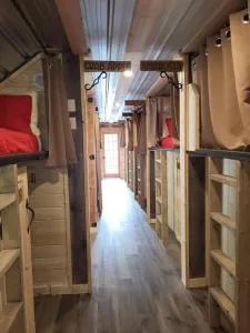 THE ORCHARD (HOSTEL WITH PRIVATE BUNKS) - Banff