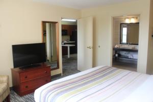 One-Bedroom King Suite - Disability Access room in Country Inn & Suites by Radisson Crystal Lake IL