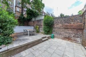 Sunny, 2bed 2bath, garden apartment near Hyde Park