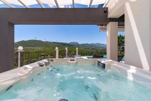 Villa Neda Heated Pool, Hot-tub, Sauna, 3 bedrooms