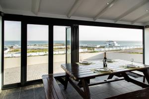 Pearl Haven, coastal comfort just steps from the shore!