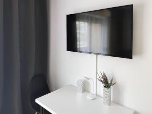 ALFA Apartment Stuttgart Mitte 2 Zimmer City-Lage Berliner Platz Balkon Netflix Küche WM l 2BR 5 Beds 6 People l Fully equipped Kitchen & Bathroom