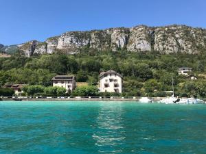 Appartements Rare 2 bedroom with private beach on Lake Annecy : photos des chambres