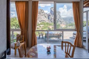 Majestic view Home just under Meteora Unesco Site