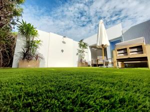 Bungalow de diseño hidromasajes terraza y piscina.