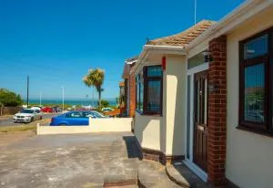 Botany Bay Holiday House - Family friendly, 50M from the beach - Kingsgate
