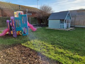 Family & Pet-Friendly Beach Bungalow Playroom, Garden & Parking
