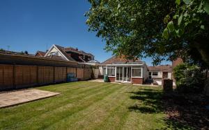 Family & Pet-Friendly Beach Bungalow Playroom, Garden & Parking