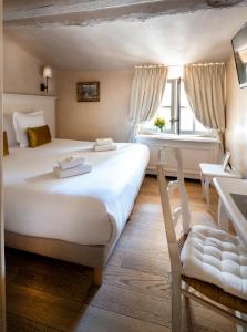 Hotels Les Quatre Dauphins : photos des chambres