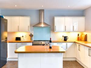 Spacious 4 Bedroom home with Parking Garden - Pass the Keys