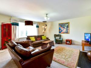 Spacious 4 Bedroom home with Parking Garden - Pass the Keys