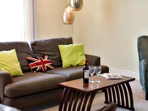 Pass the Keys Spacious 4 Bedroom home with Parking Garden