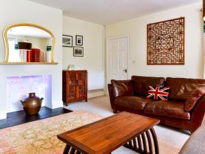 Spacious 4 Bedroom home with Parking Garden - Pass the Keys