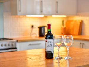 Spacious 4 Bedroom home with Parking Garden - Pass the Keys