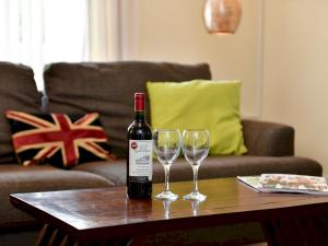 Spacious 4 Bedroom home with Parking Garden - Pass the Keys