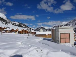 Appartements Appartement 6 pers, 42 m² au centre de Montgenevre avec balcon, parking et casier a skis - FR-1-266-147 : Appartement (6 Adultes)