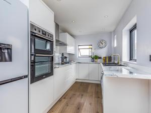 Delightful 2 Bed House a Stones Throw From Beach - Pass the Keys