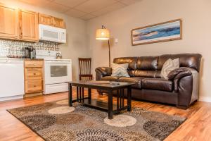 Queen Suite room in Strictly Moose Luxury Vacation Suites