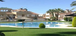 2-Bed Sleeps 4 Swimming Pool Hot Tub