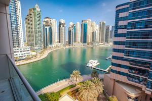 La Buena Vida Holiday Homes - Exquisite Spacious Luxe 1BR Apt , Full Marina View, Kitchen, 5 Min to Beach, JBR and Marina