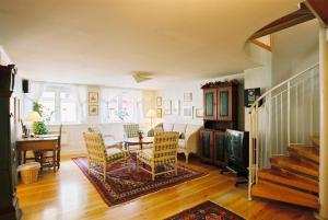 Lady Hamilton Apartments