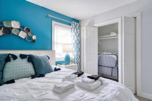 2BR 1BA Duplex House King Beds Great for Small Groups Close toUptown Charlotte attractions